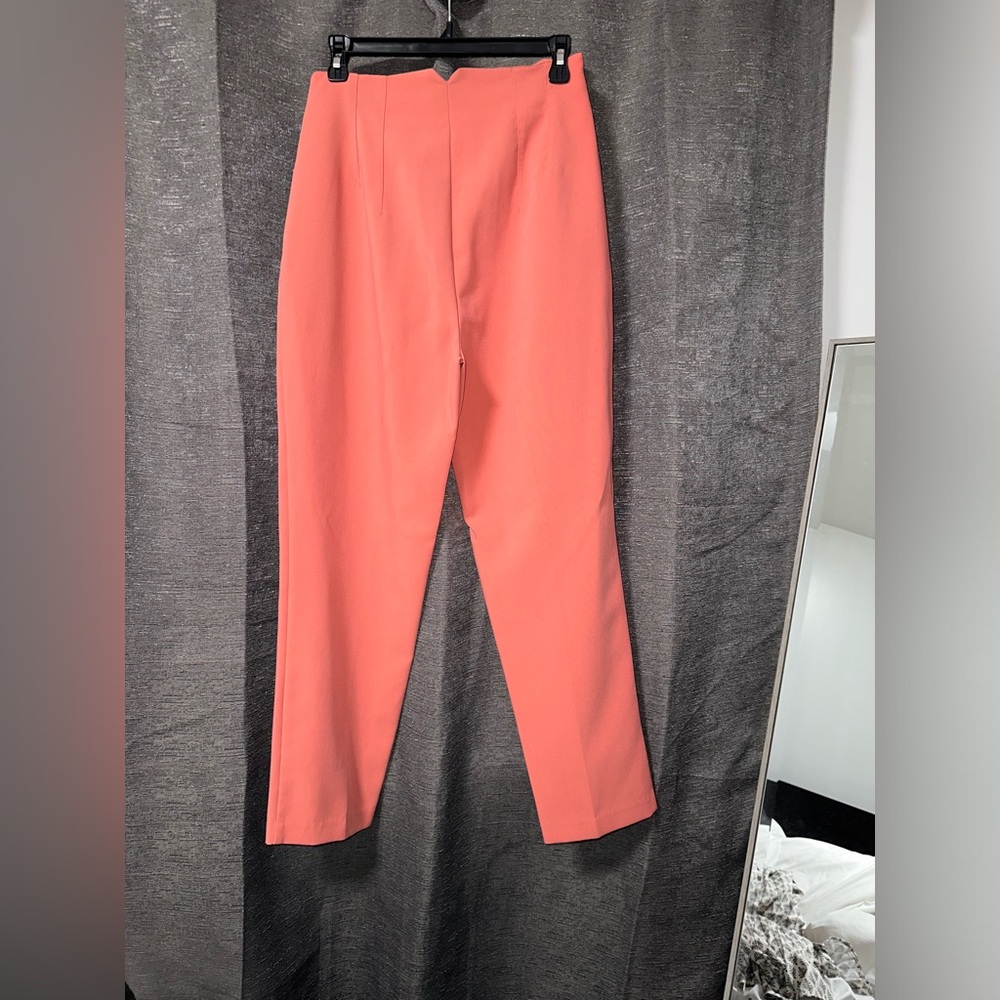 Pants with a high waist and seams at front and back.